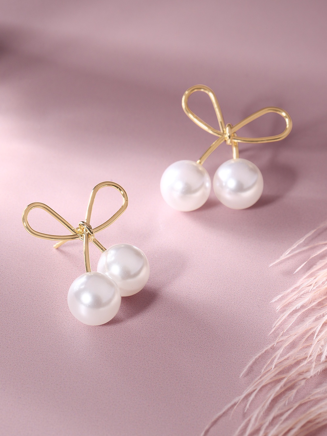 

DressBerry Contemporary Studs Earrings, Gold