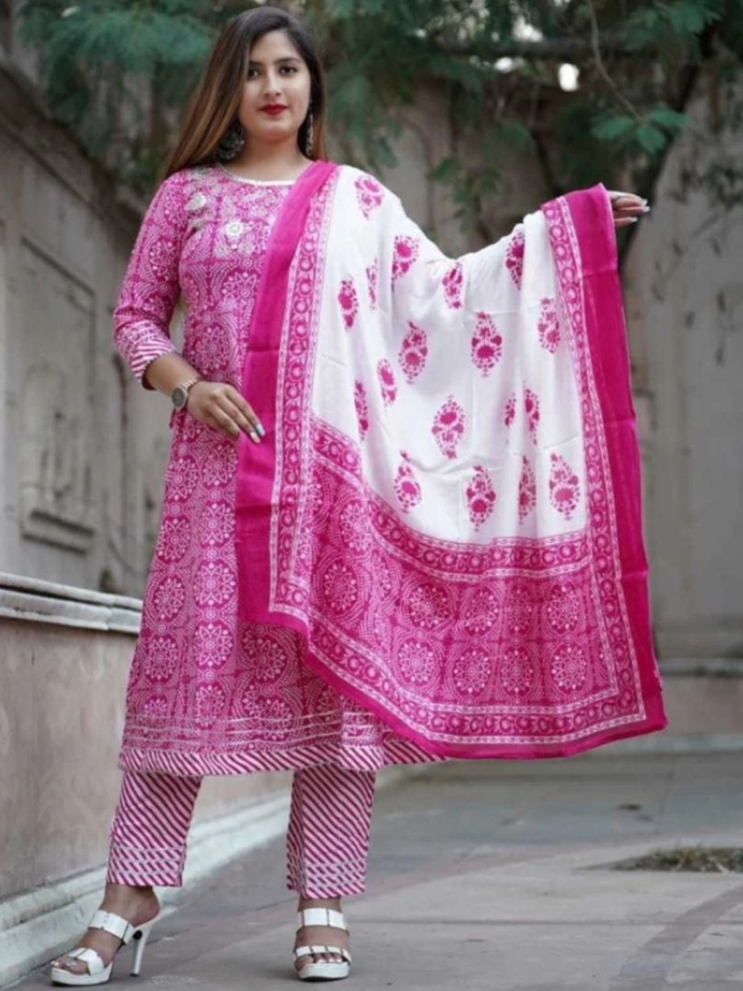 

Moda Rapido Women Floral Printed Regular Kurti with Palazzos & With Dupatta, Pink