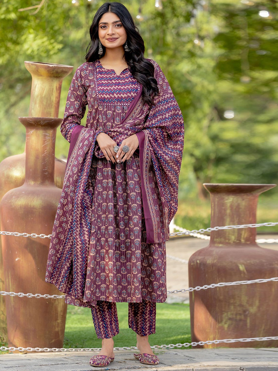 

Merira Women Floral Printed Regular Kurti with Trousers & With Dupatta, Maroon