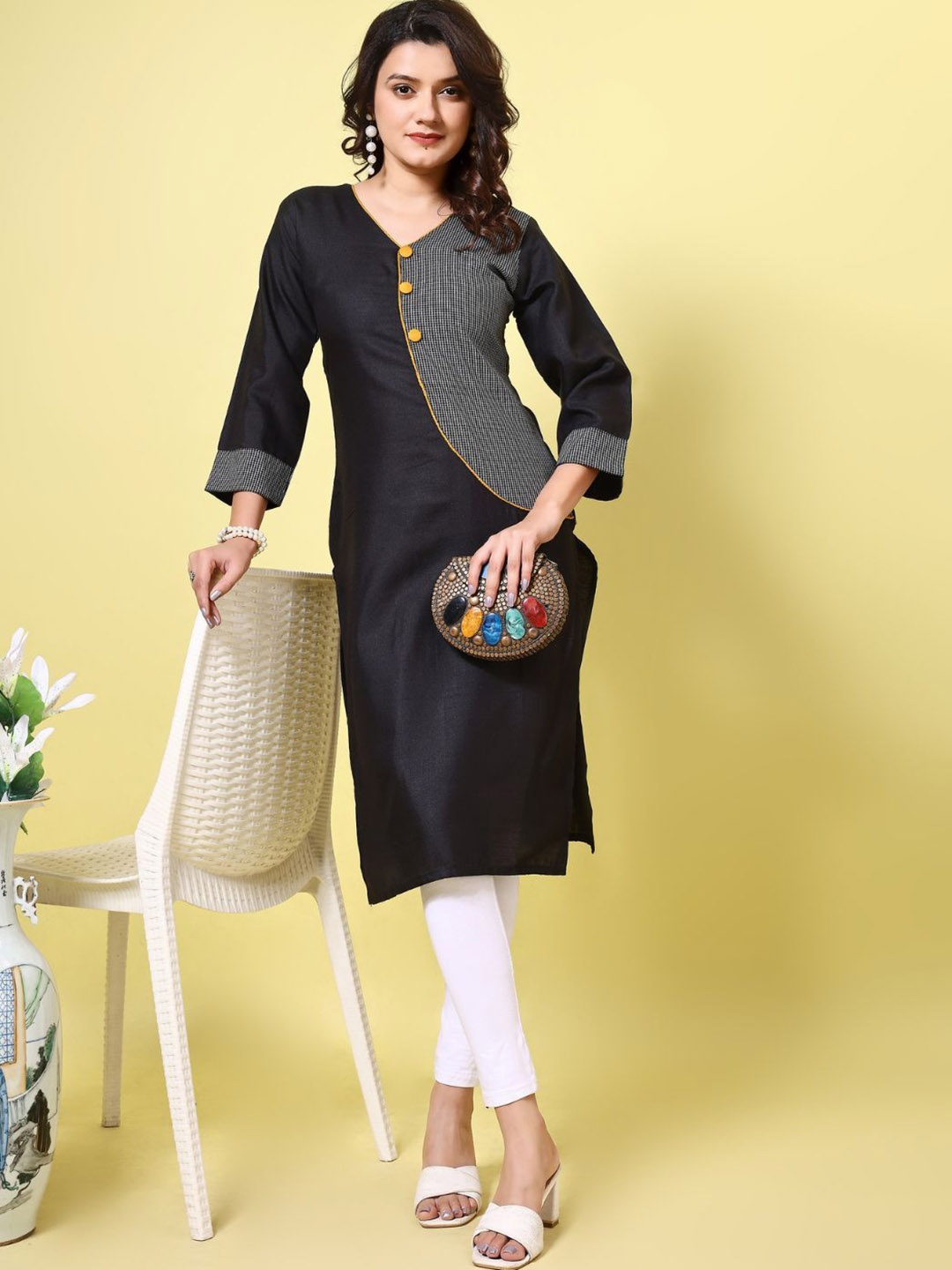 

Kalini Women Solid Straight kurta, Black