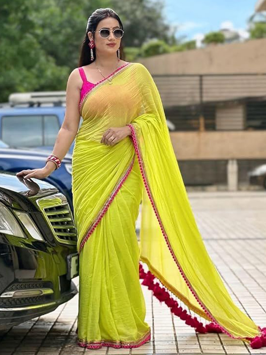 

ROOP SUNDARI SAREES Sequinned Pure Georgette Saree, Green