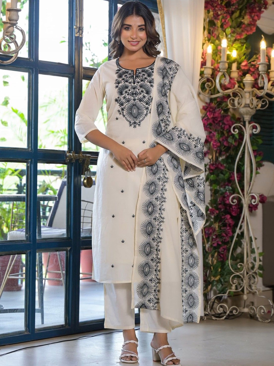 

AUTUMN LANE Women Floral Embroidered Regular Pure Cotton Kurta with Trousers & With Dupatta, White