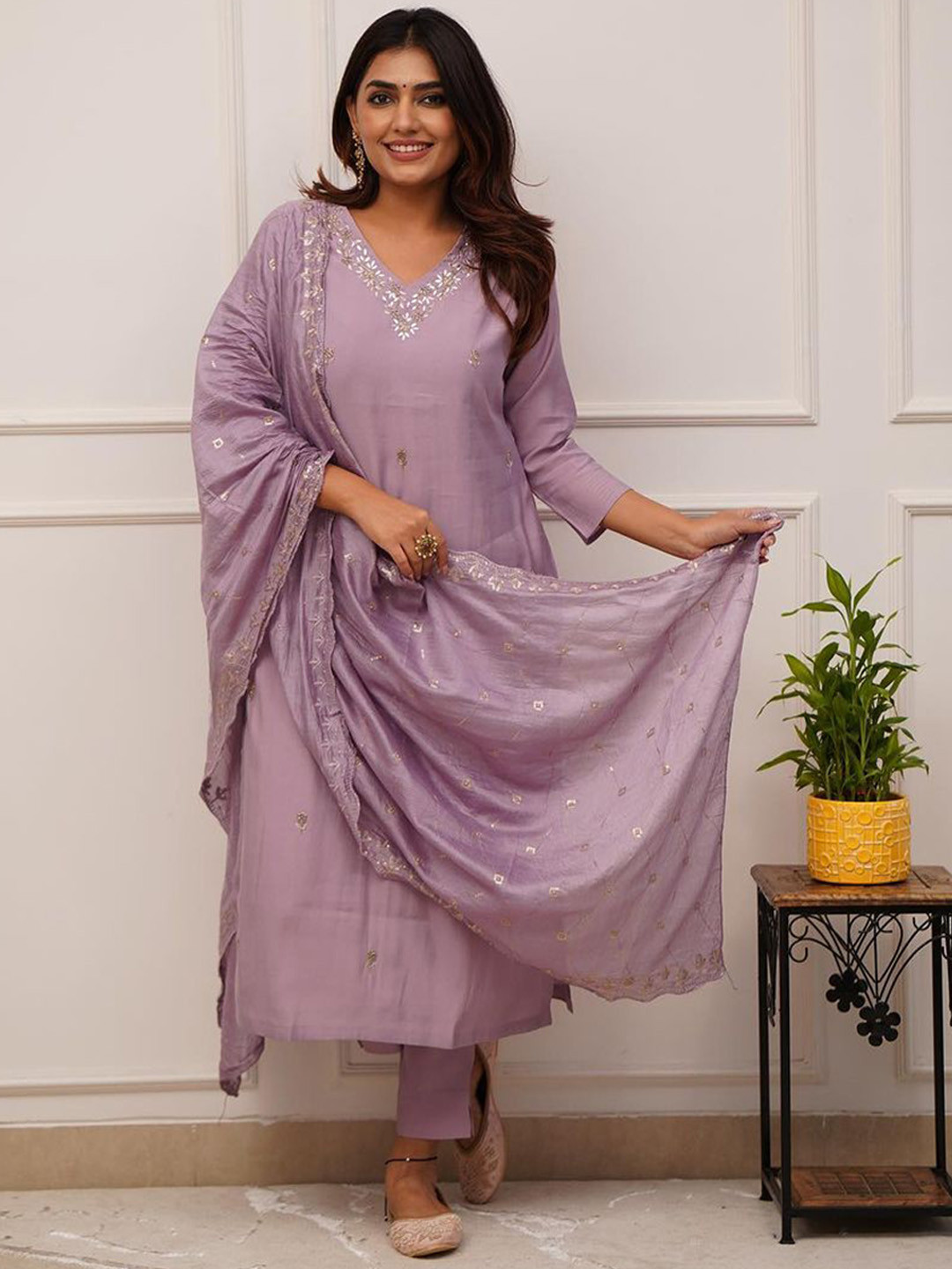 

Bhavyam Women Floral Embroidered Regular Thread Work Chanderi Silk Kurta with Trousers & With Dupatta, Lavender