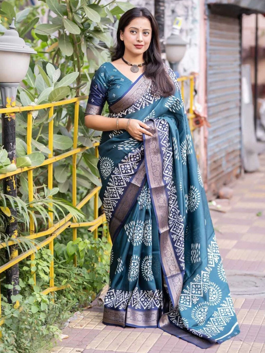 

MAGNEITTA Batik Zari Silk Blend Saree, Teal