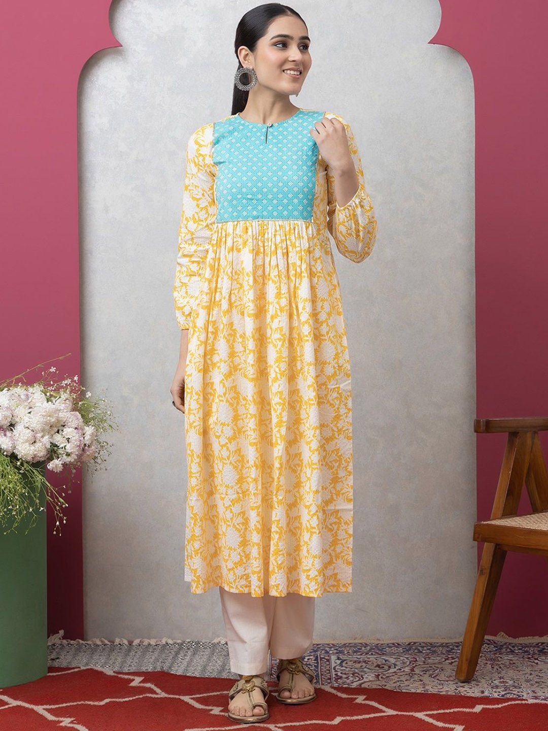 

SAKA DESIGNS Women Floral Printed Thread Work Kurta, Yellow