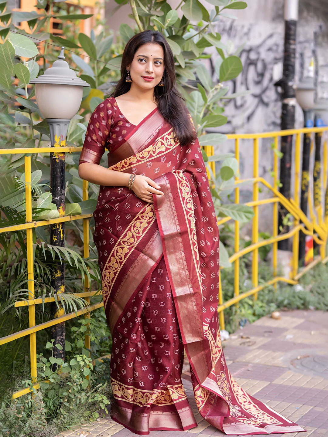 

LeeliPeeri Designer Floral Zari Saree, Red