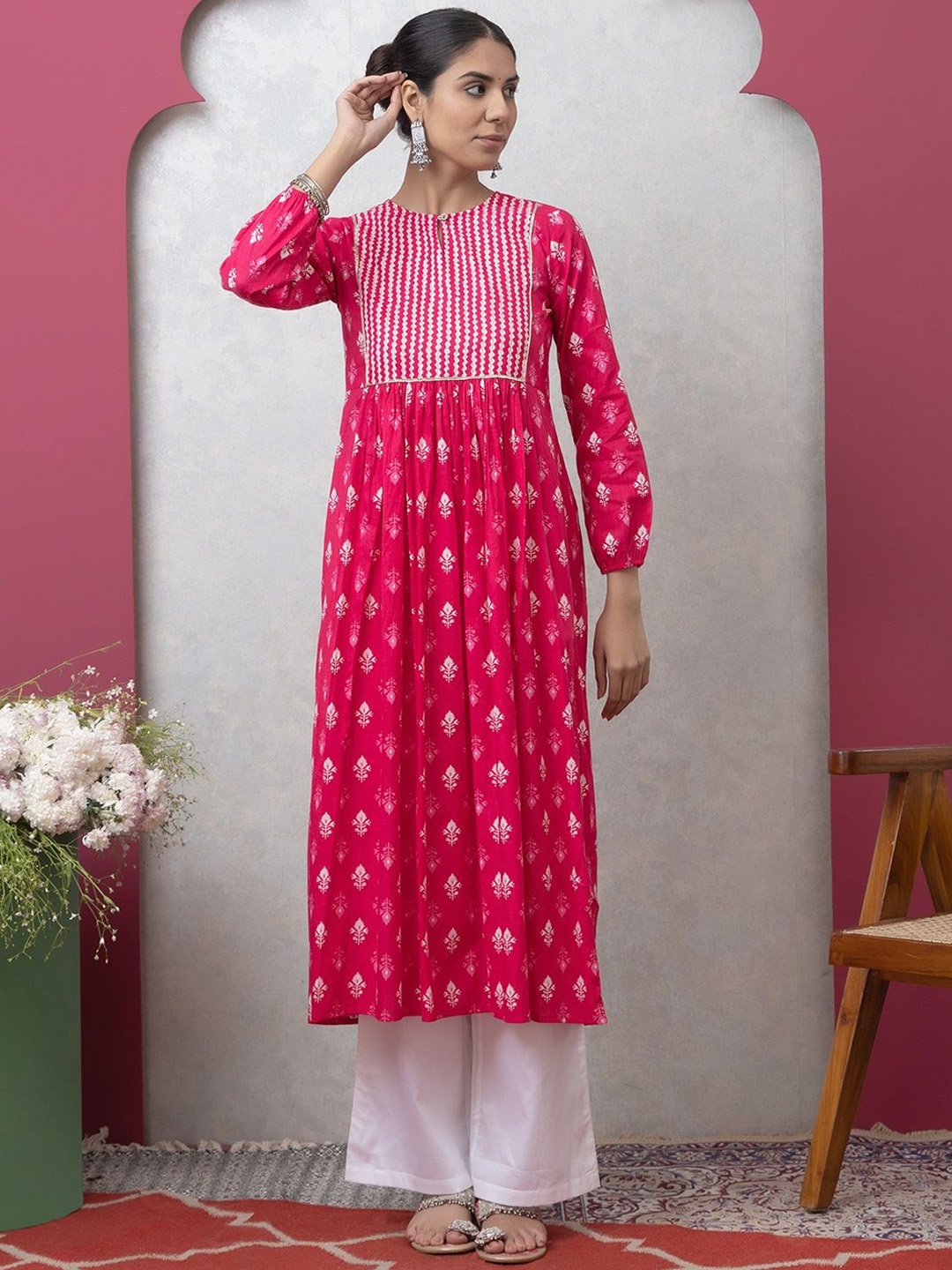 

SAKA DESIGNS Women Floral Printed Thread Work Kurta, Pink