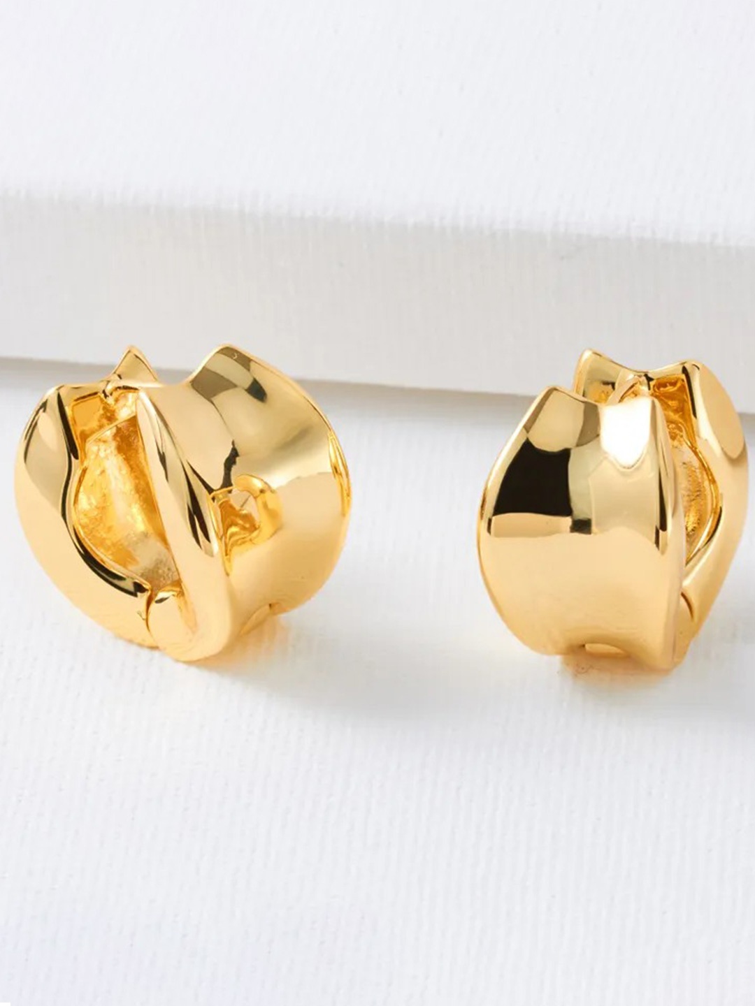 

DressBerry Leaf Shaped Studs Earrings, Gold