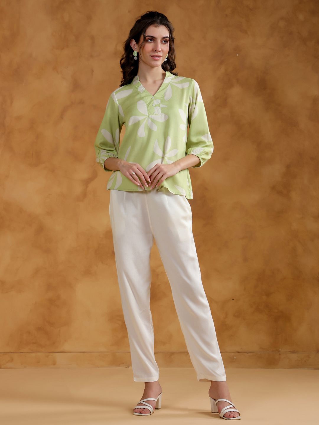 

SANSKRUTIHOMES Women Green Color V-Neck Printed Co-Ords Set