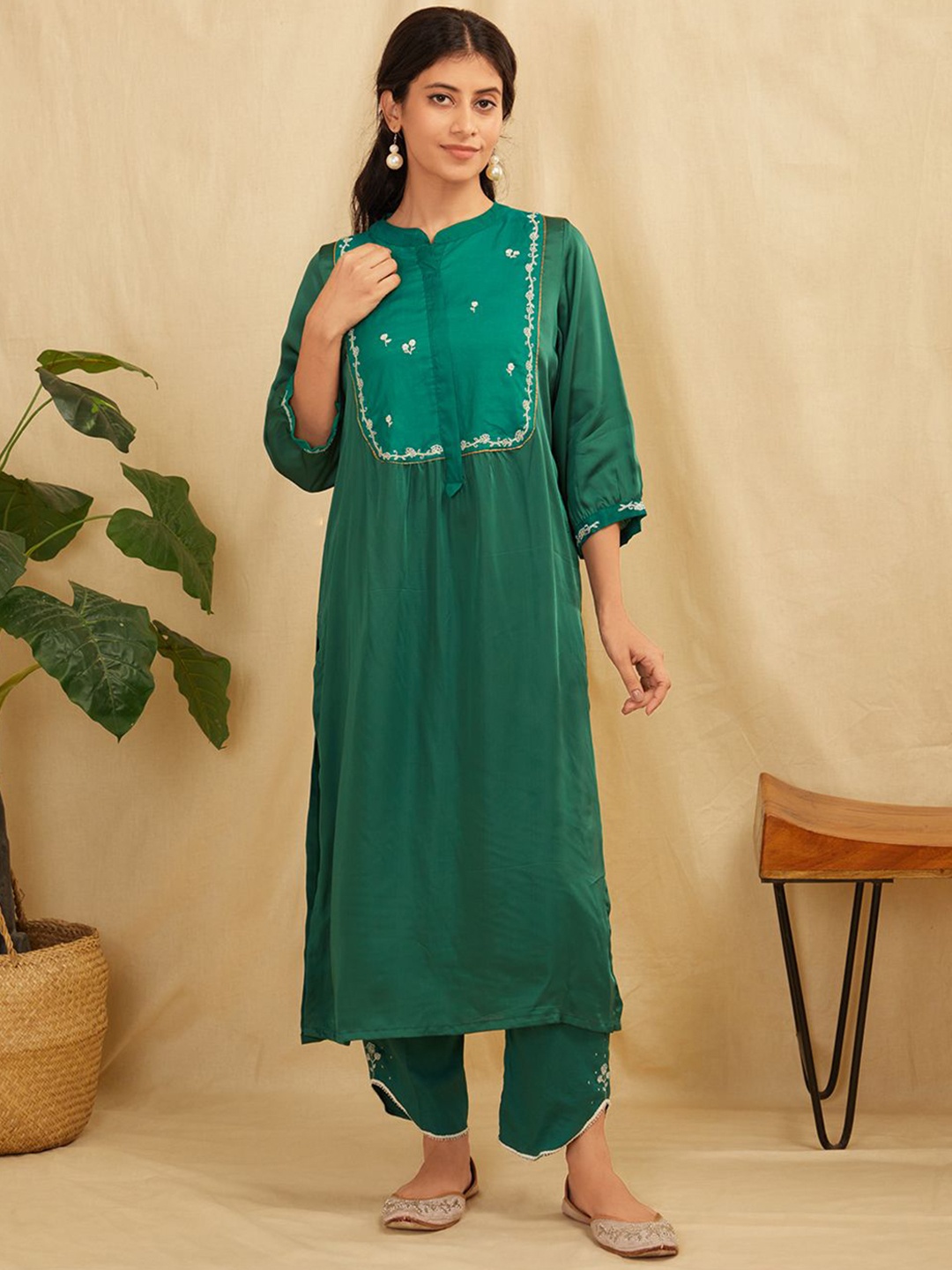 

zuri Women Floral Embroidered Regular Thread Work Kurta with Trousers, Green