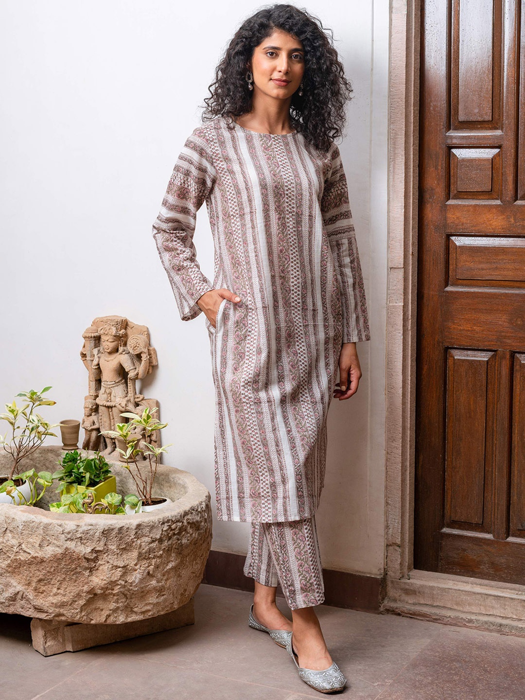 

SHILPI HANDICRAFTS Women Floral Printed Regular Kurta with Palazzos, Beige