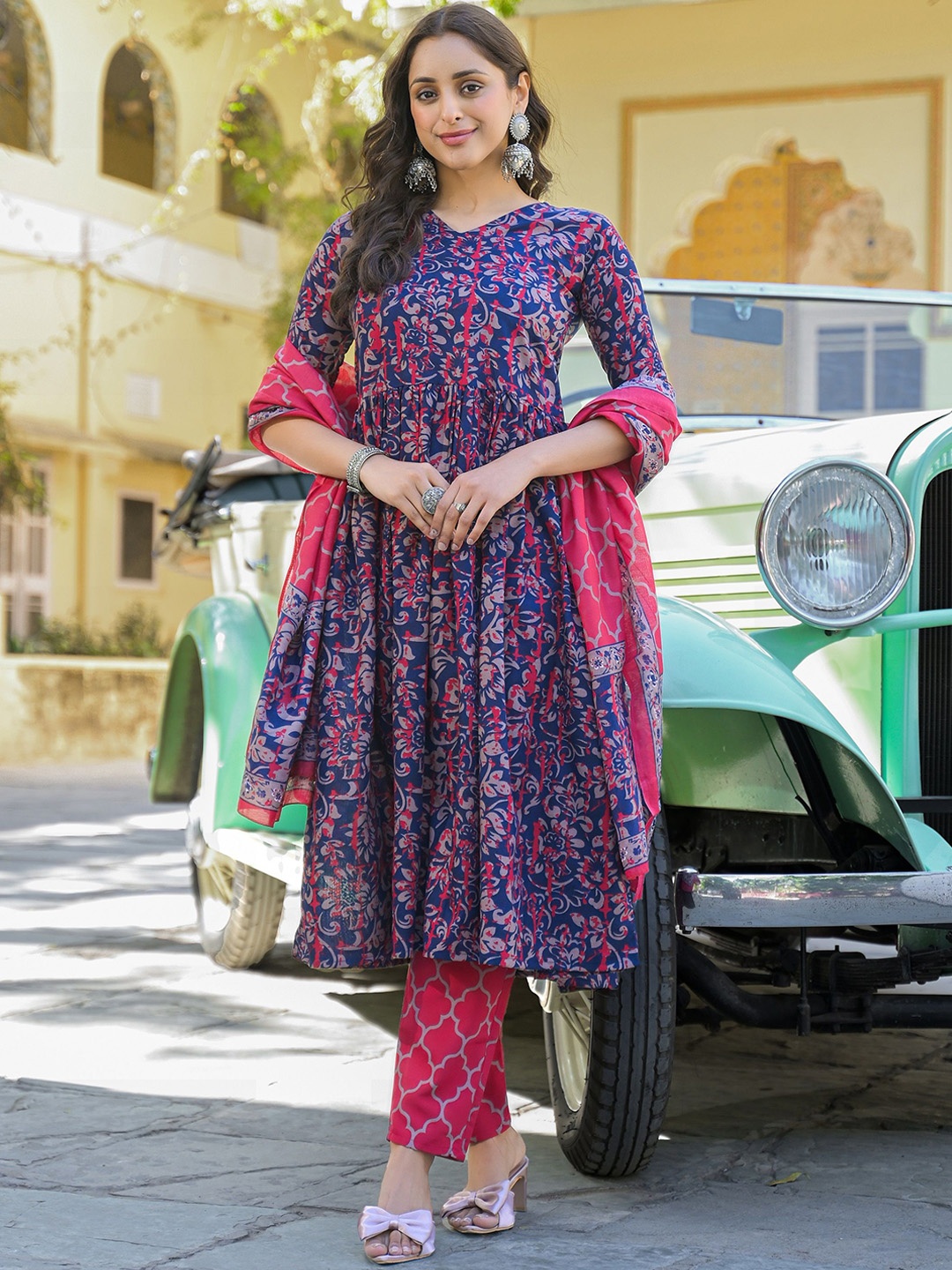 

DIVASTRI Women Floral Printed Regular Kurta with Trousers & With Dupatta, Blue