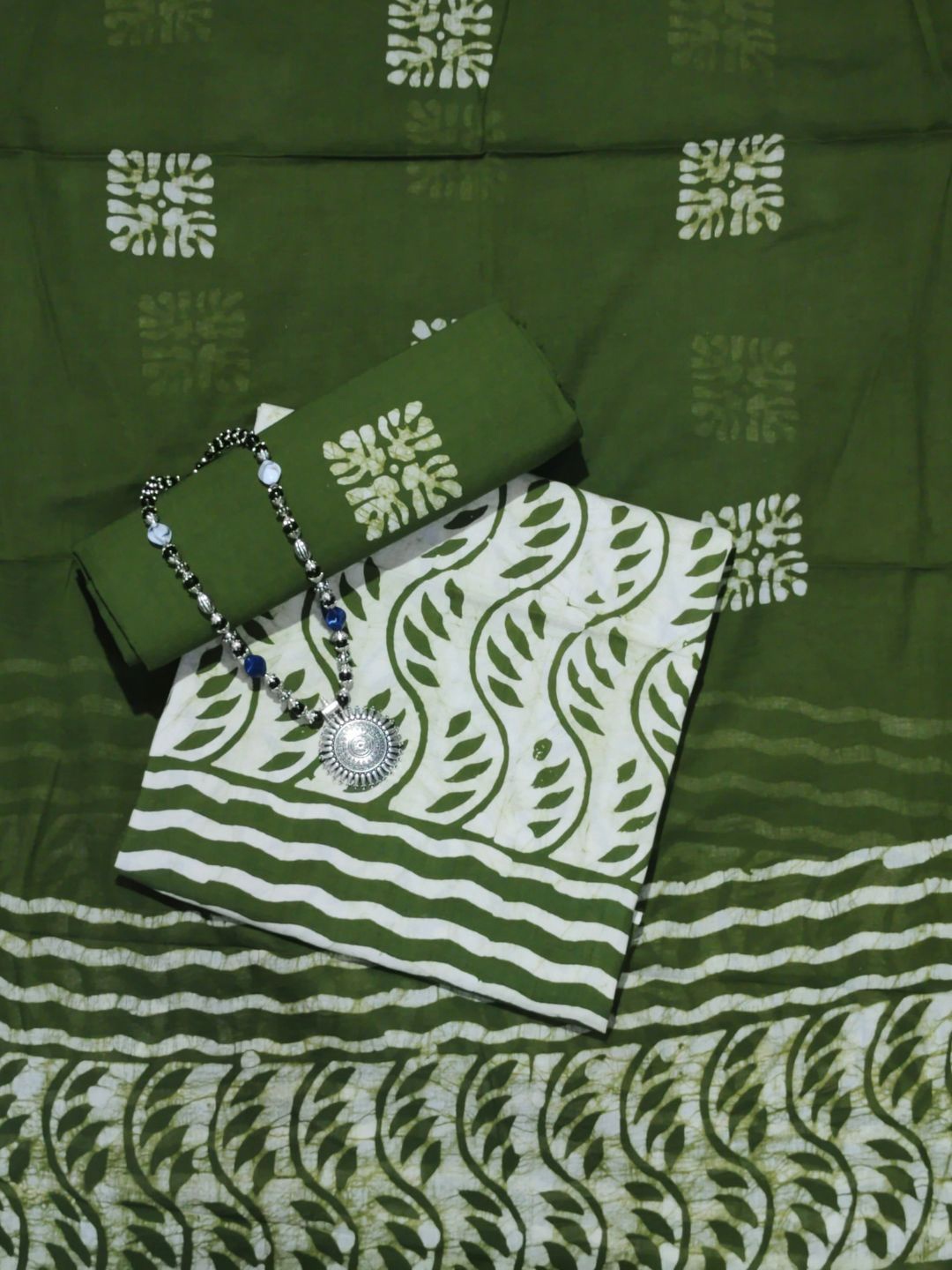 

Farooq Dyeing Printed Pure Cotton Unstitched Dress Material, Green