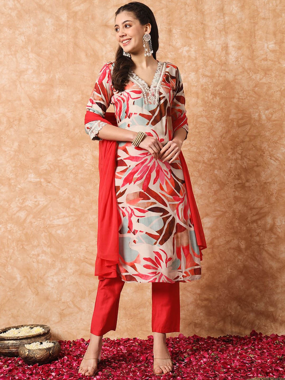 

BAPS Women Floral Embroidered Kurta, Red