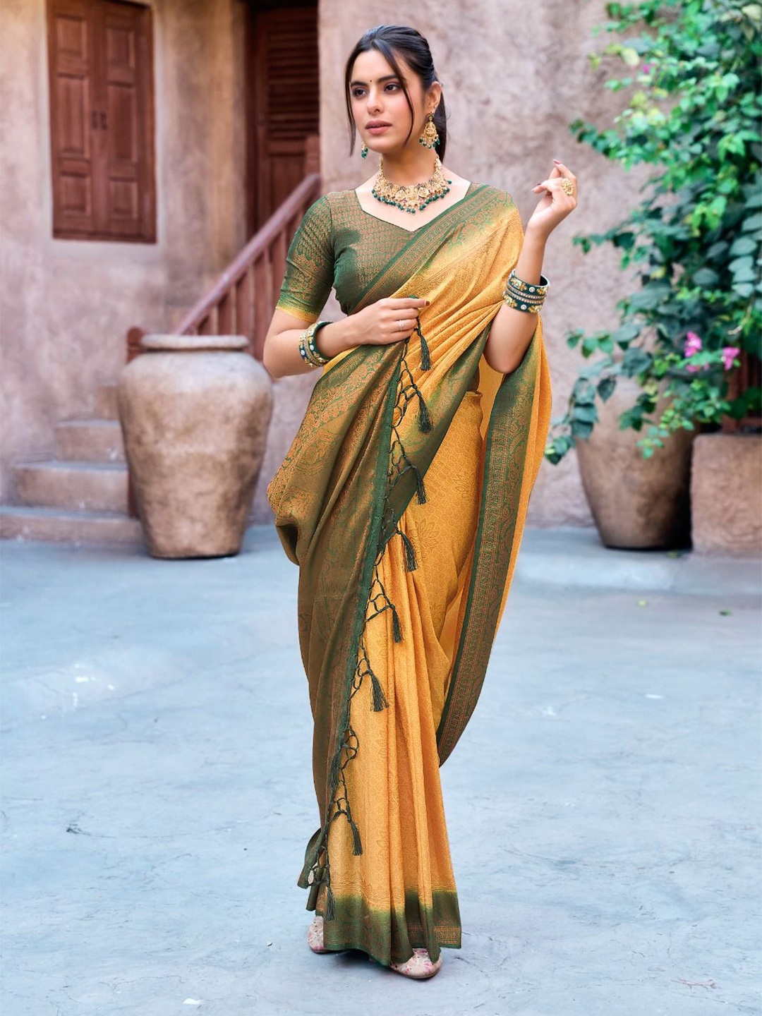 

DIKONA DESIGNER Woven Design Zari Pure Silk Banarasi Saree, Gold