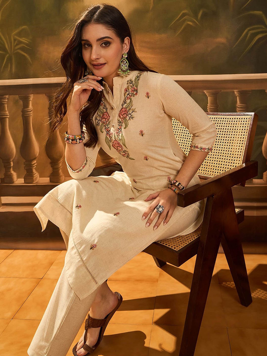 

Sangria Embroidered Floral Print Kurta With Trouser, Off white