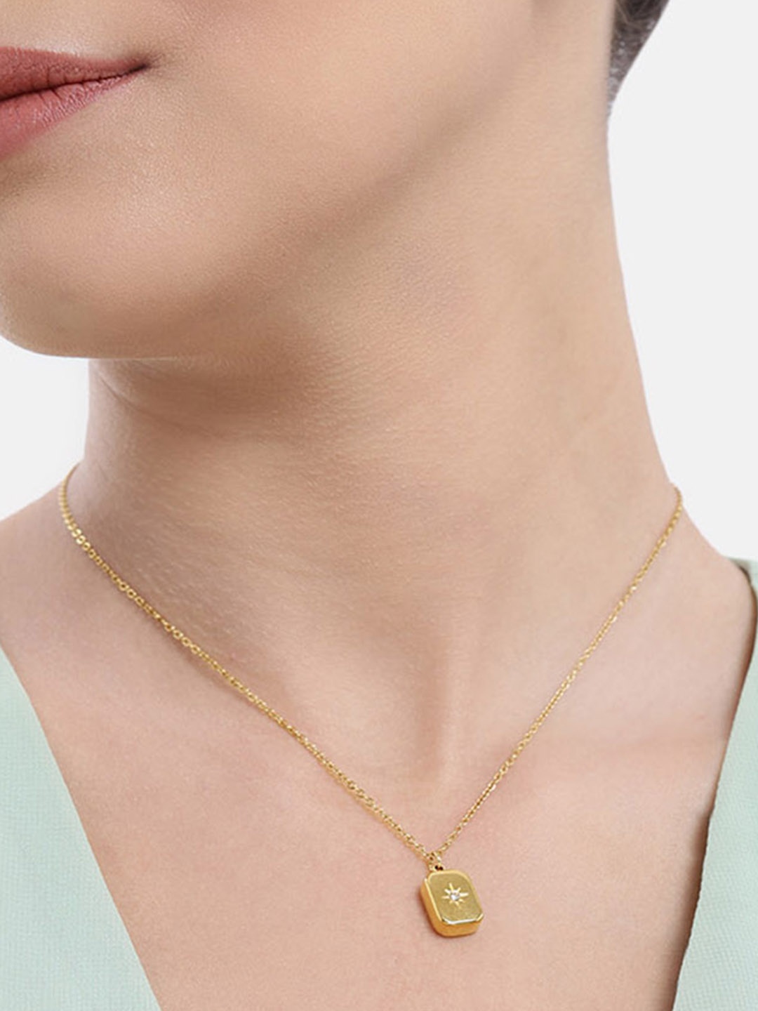 

DressBerry Square Pendant with Chain, Gold
