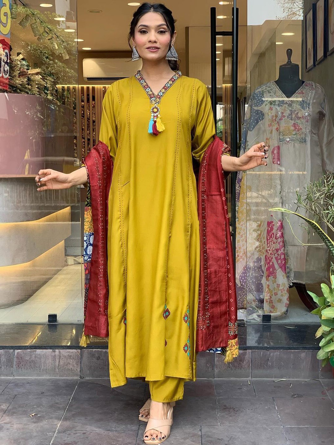 

Fab Dadu Women Printed Regular Thread Work Chanderi Silk Kurta with Trousers & With Dupatta, Mustard