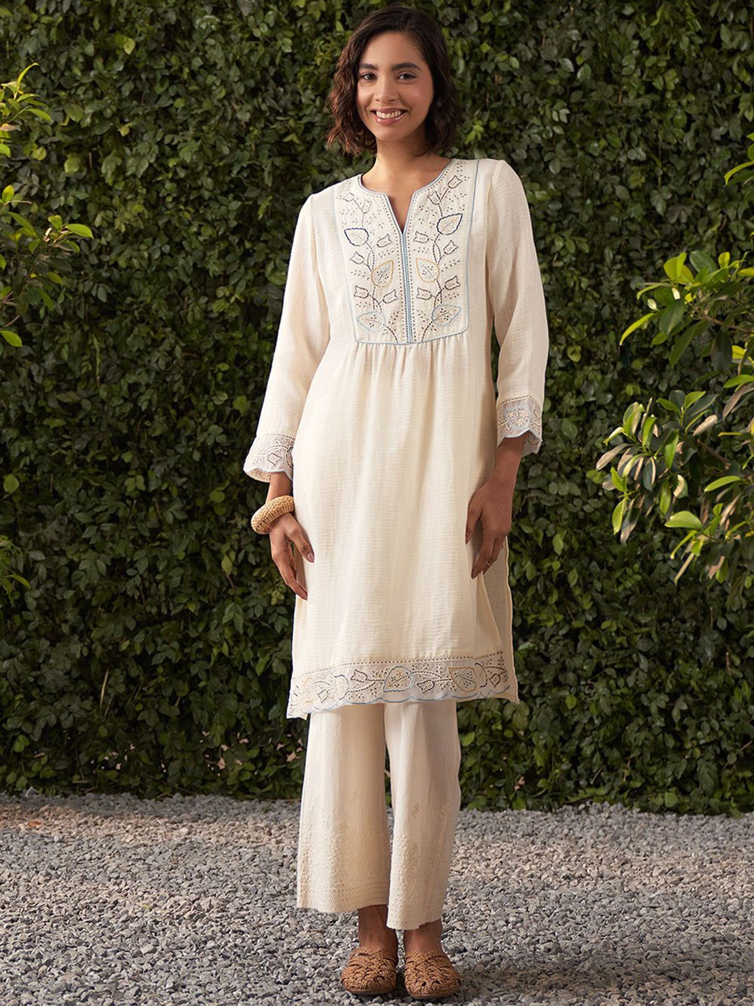 

Lakshita Women Embroidered Thread Work Handloom Kurta, Off white