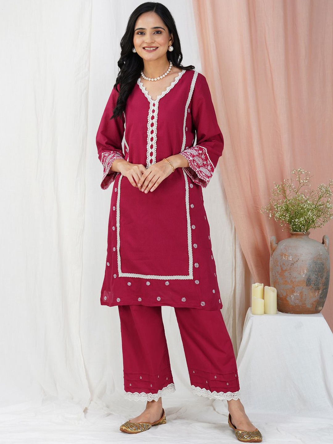 

zuri Women Floral Embroidered Regular Thread Work Pure Cotton Kurta with Trousers, Red