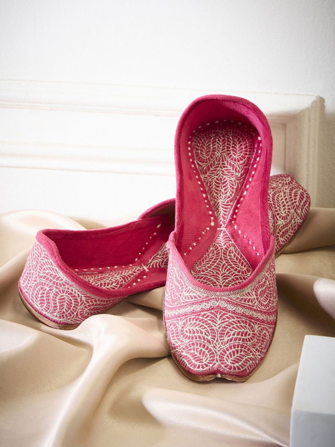 

House of Pataudi Women Embroidered Mojaris, Red