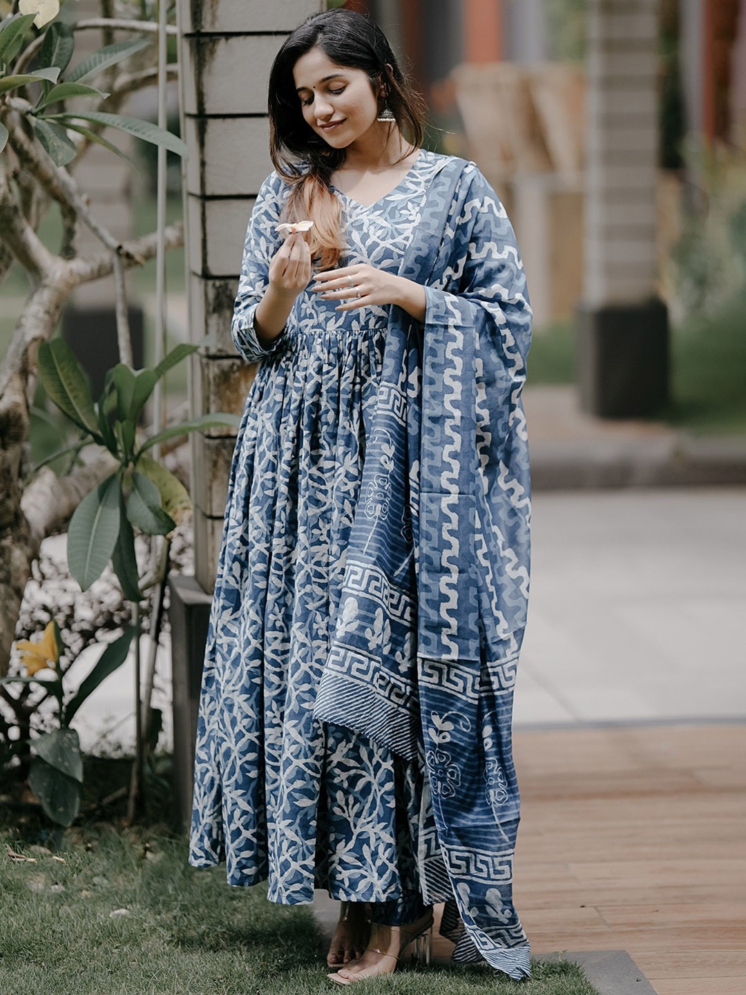 

DIVASTRI Women Floral Printed Regular Kurta with Trousers & With Dupatta, Blue