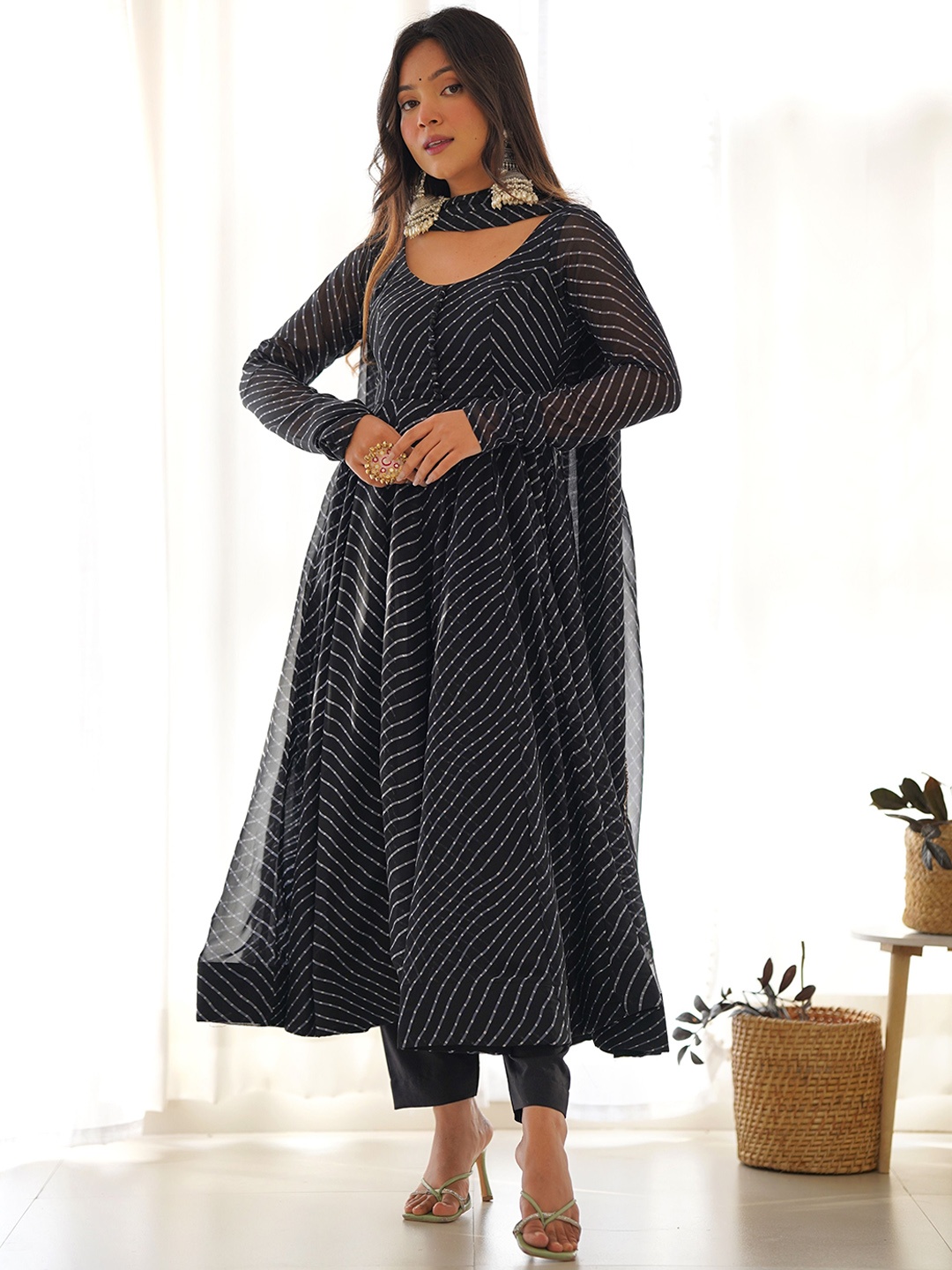 

CULTISE QUEEN Women Printed Regular Pure Silk Kurta with Trousers & With Dupatta, Black