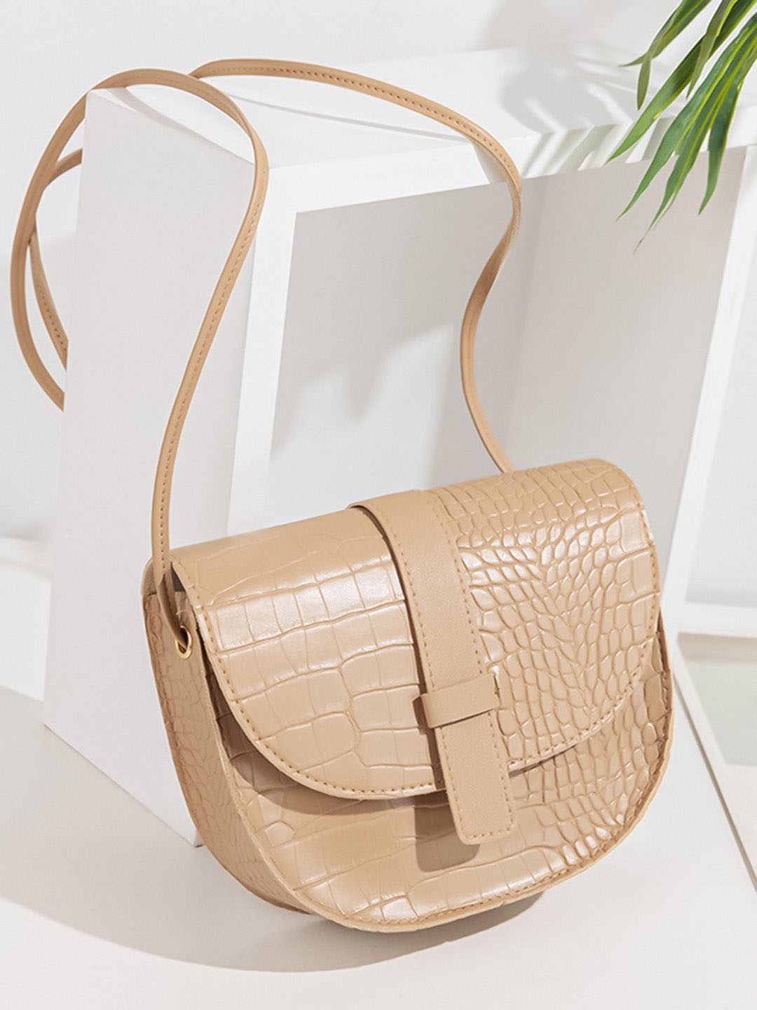 

HAUTE SAUCE by Campus Sutra Textured PU Shopper Sling Bag, Beige