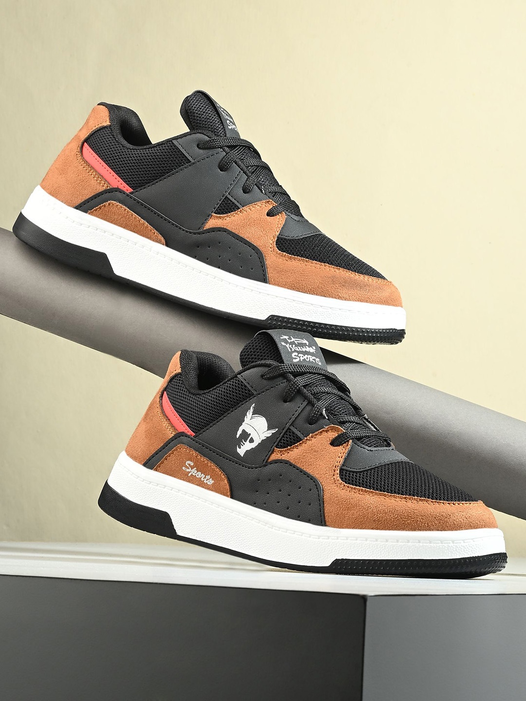 

Corsac Men Colourblocked Sneakers, Brown