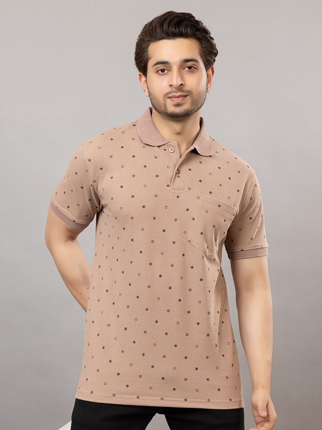 

ARMENOR Men Printed Polo Collar Pockets T-shirt, Tan
