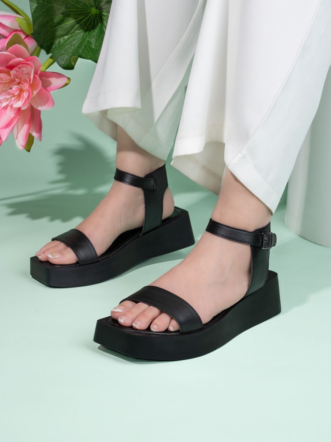 

Roadster Women Open Toe Flats, Black