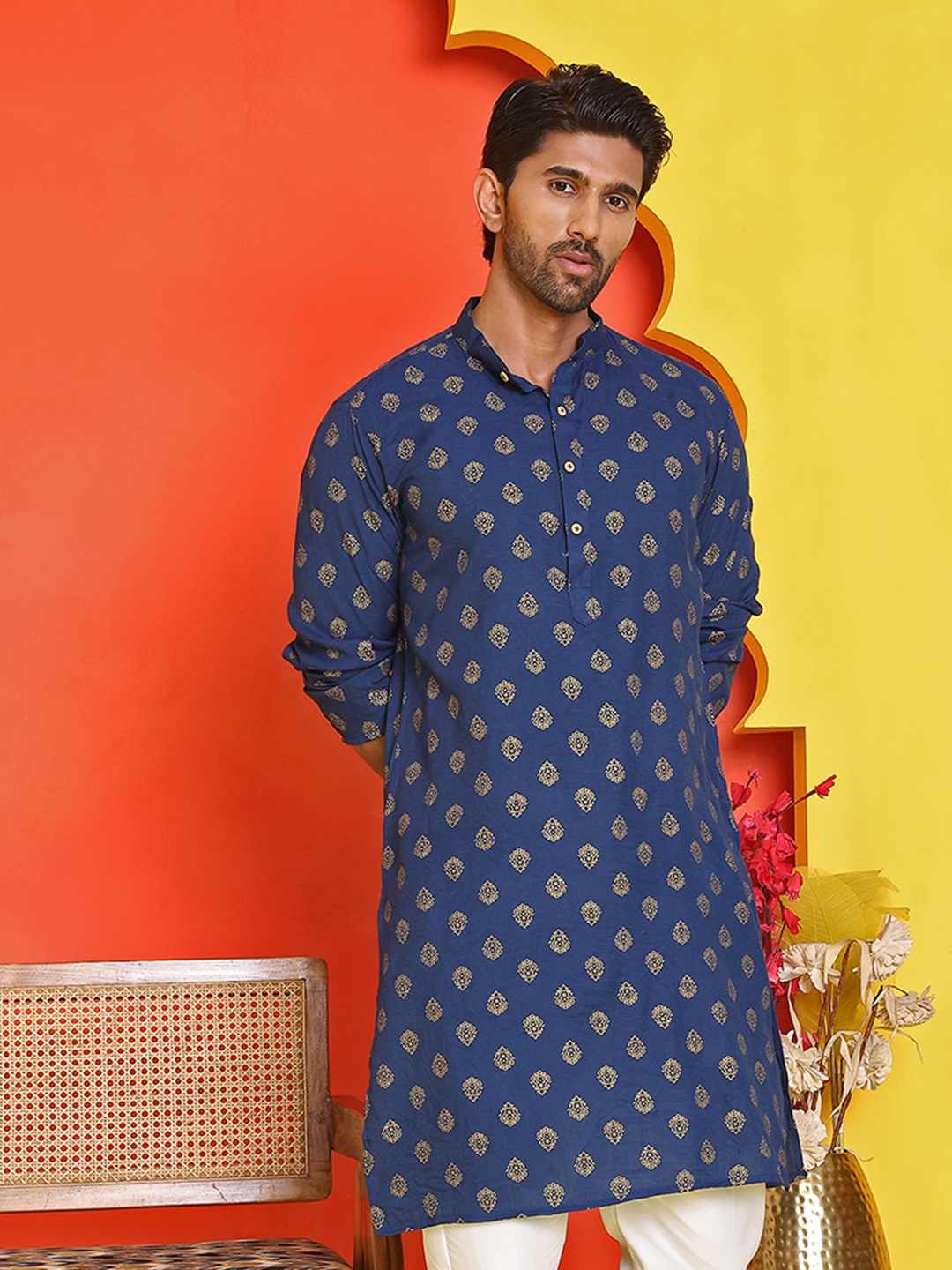 

Anouk Men Floral Embroidered Floral Kurta, Navy blue