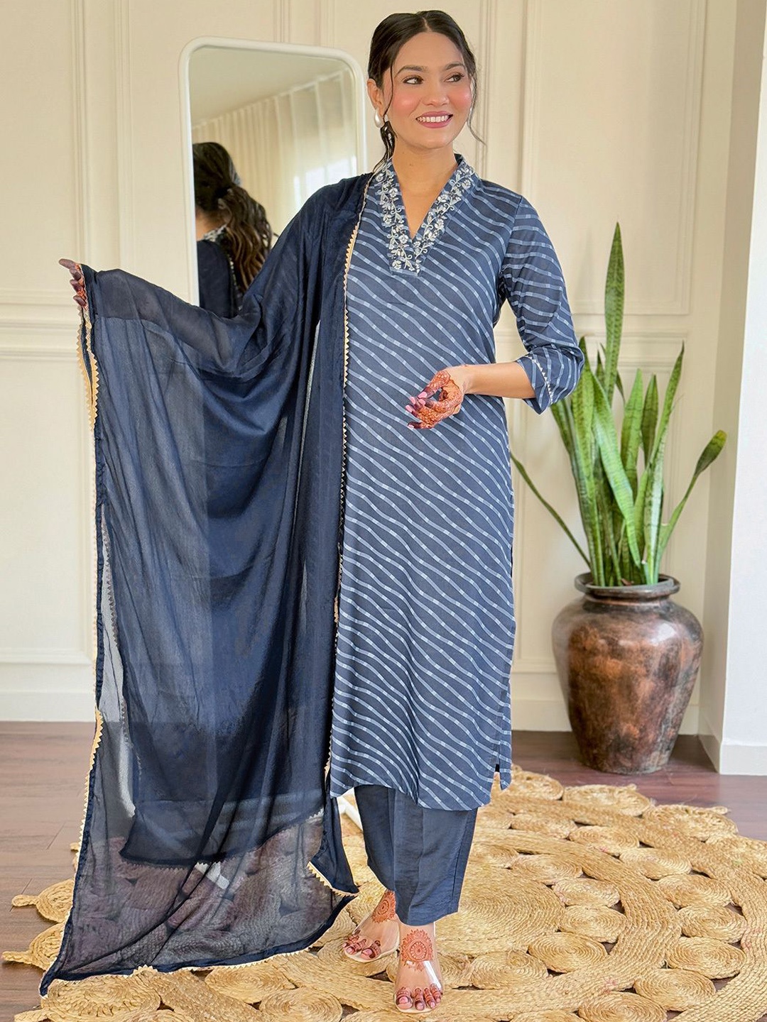 

REALLTREND Women Printed Regular Kurta with Trousers & With Dupatta, Navy blue
