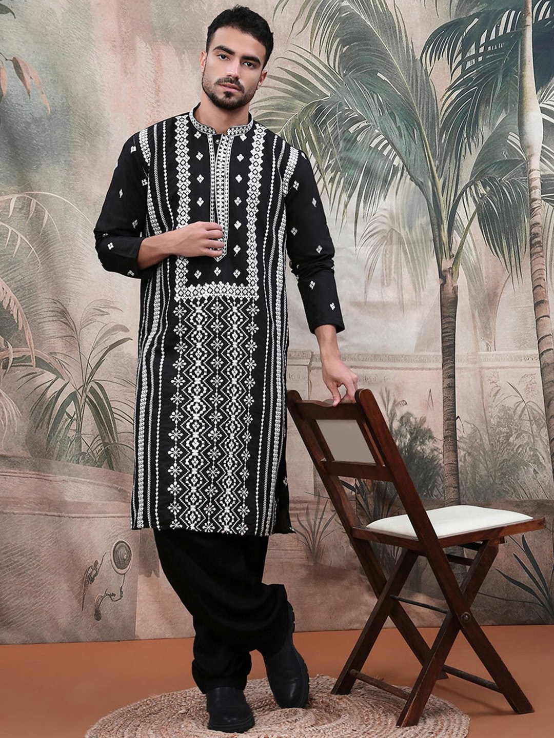 

Sangria Chic V Pattern Chikankari Kurta With Sequin, Black