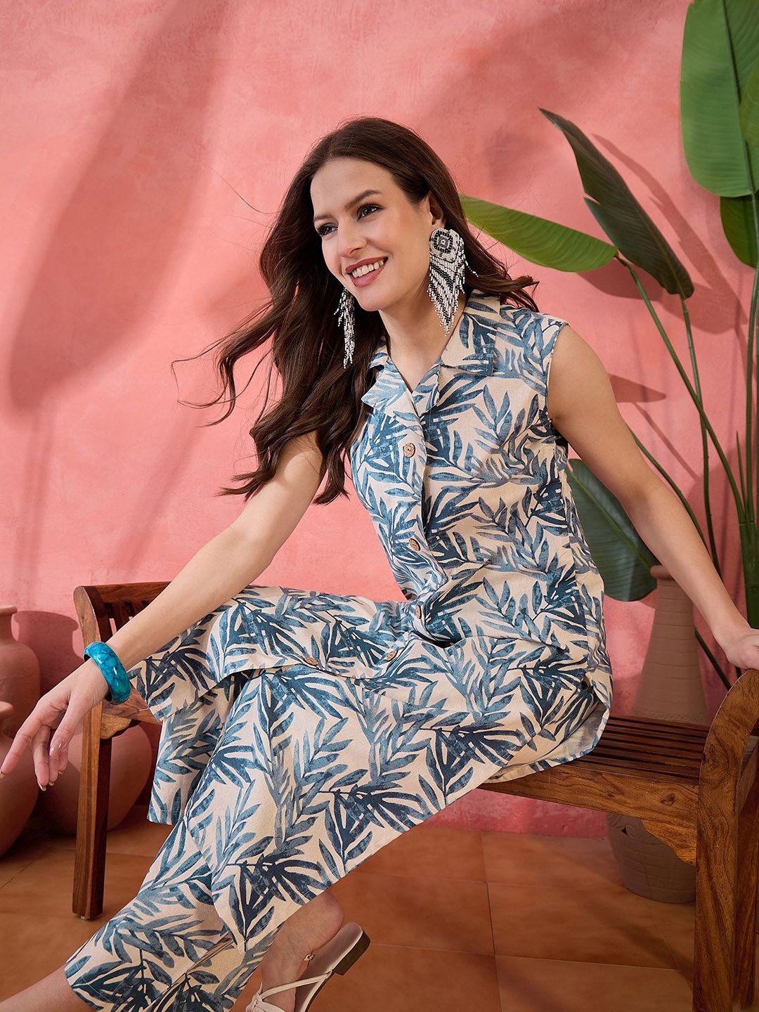 

Sangria Floral Print Shirt Collar Sleeveless Kurta With Palazzos, Blue