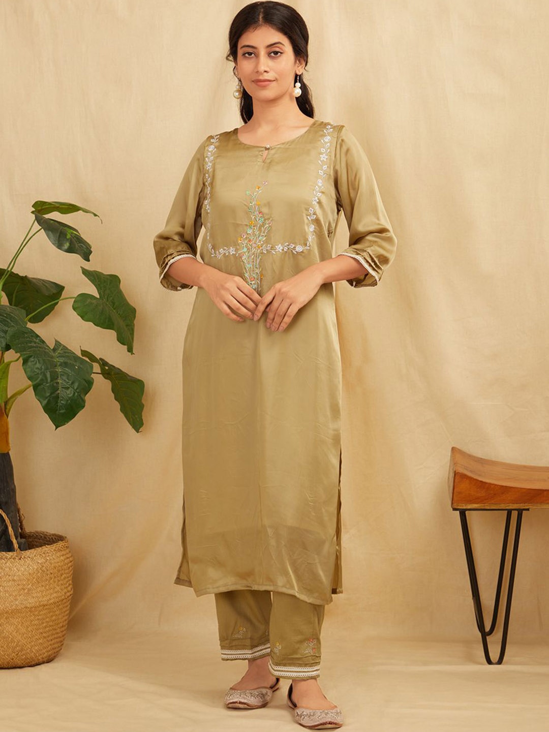 

zuri Women Embroidered Regular Kurta with Trousers, Green