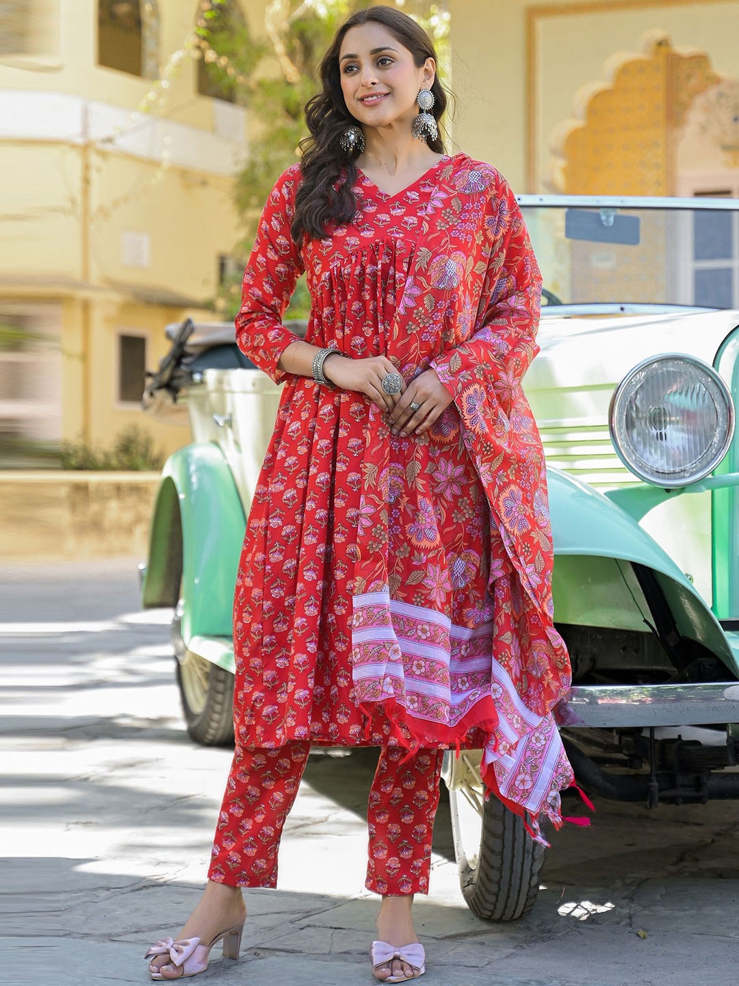 

DIVASTRI Women Floral Printed Regular Kurta with Trousers & With Dupatta, Red