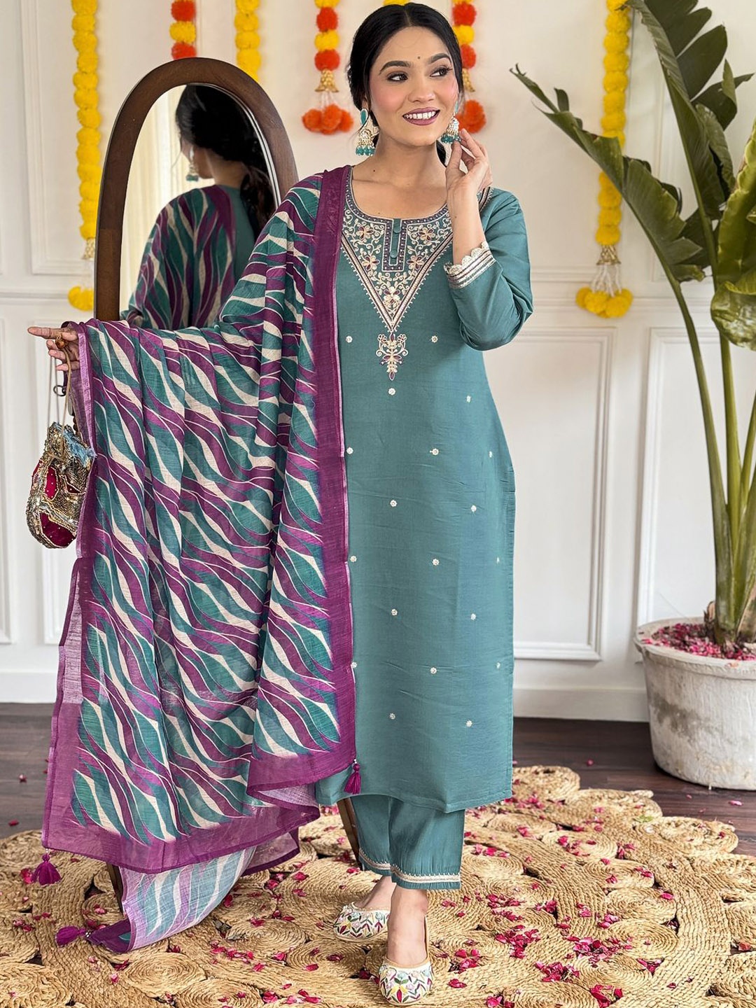 

REALLTREND Women Floral Embroidered Regular Kurta with Trousers & With Dupatta, Green