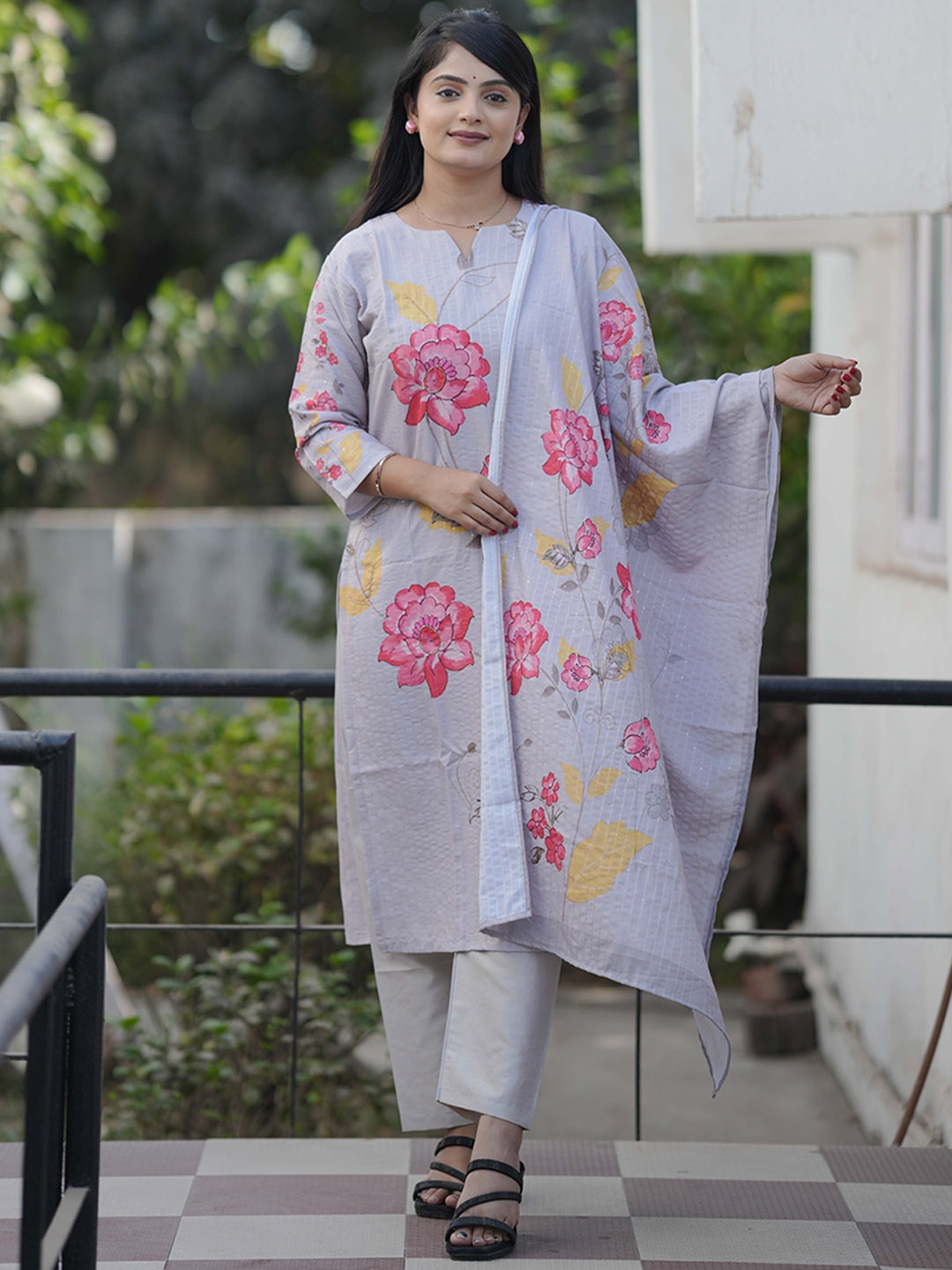 

Choice 4 Women Women Floral Printed Regular Thread Work Kurta with Trousers & With Dupatta, Grey