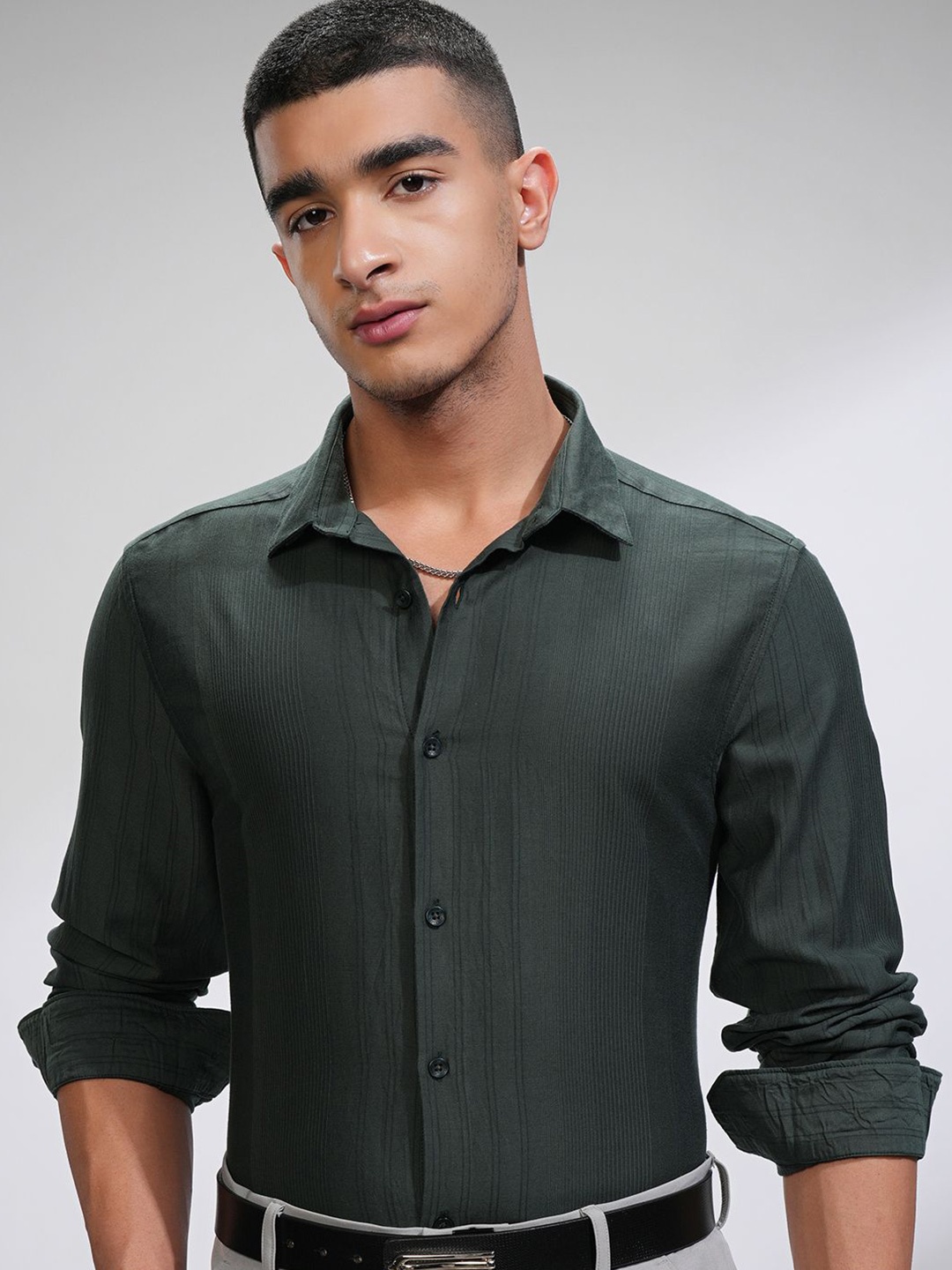 

HIGHLANDER Men Comfort Slim Fit Opaque Striped Casual Shirt, Green