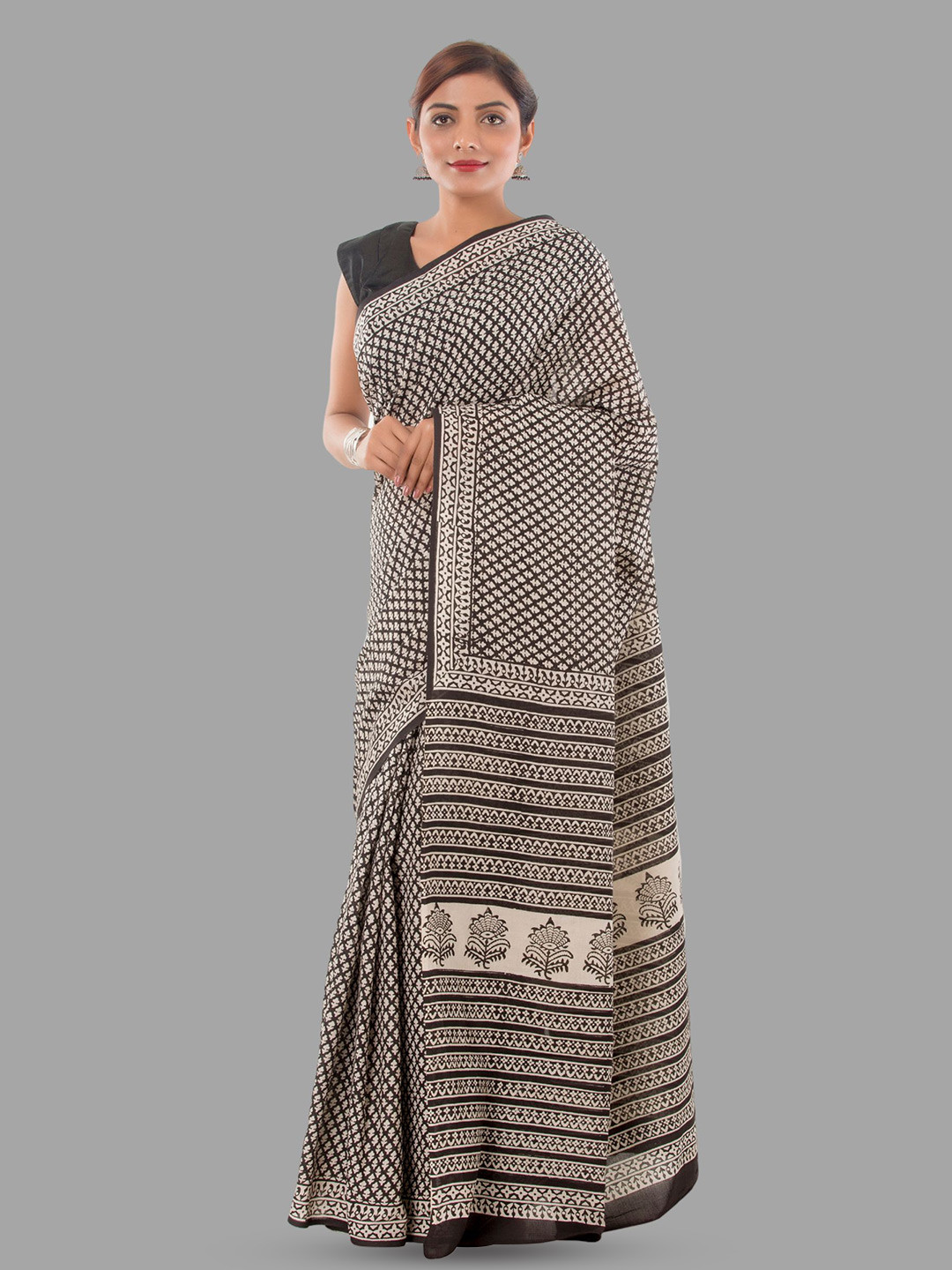 

HANDICRAFT PALACE Floral Pure Cotton Block Print Saree, Black