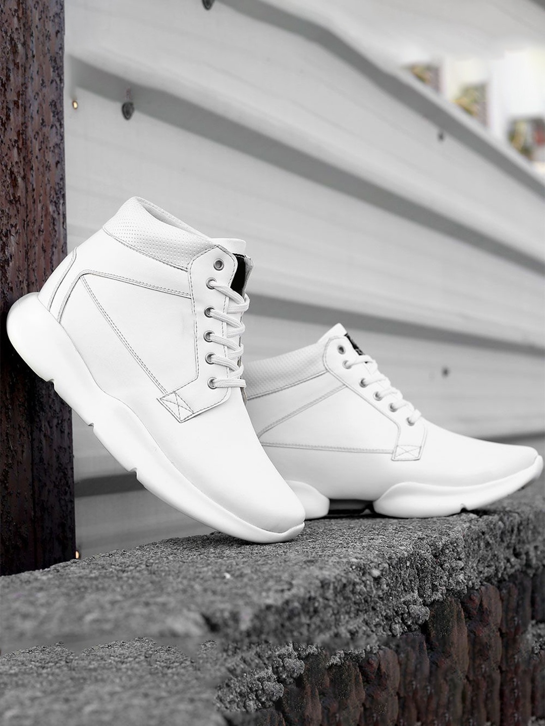 

riffway Men Colourblocked Patent Leather Sneakers, White
