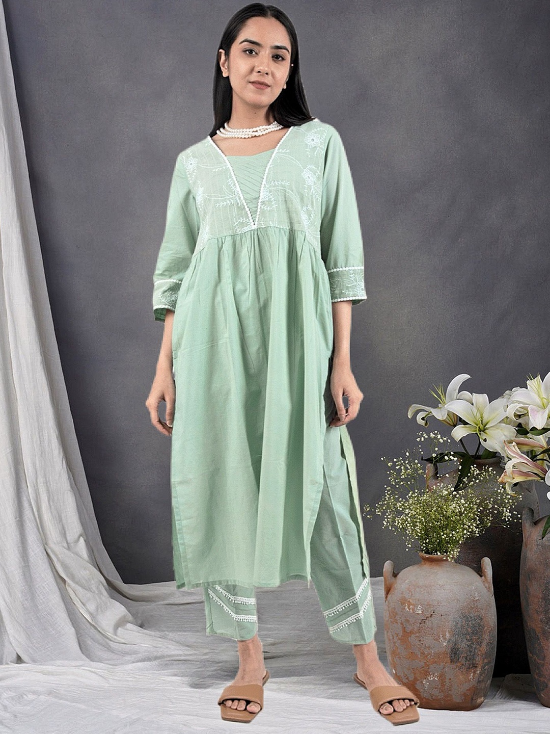 

zuri Women Embroidered Regular Pure Cotton Kurta with Trousers, Green