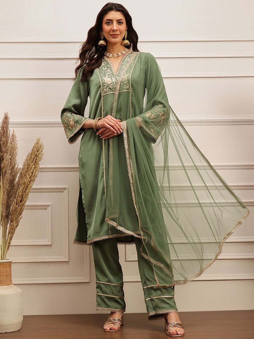 

BARARA ETHNIC Women Floral Embroidered Regular Kurti with Trousers, Green