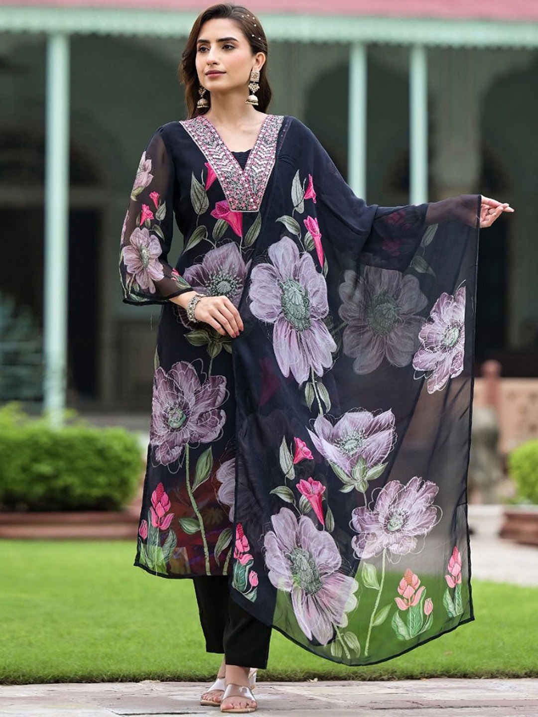 

Ekta Textiles Women Paisley Embroidered Regular Thread Work Kurti with Pyjamas & With Dupatta, Black