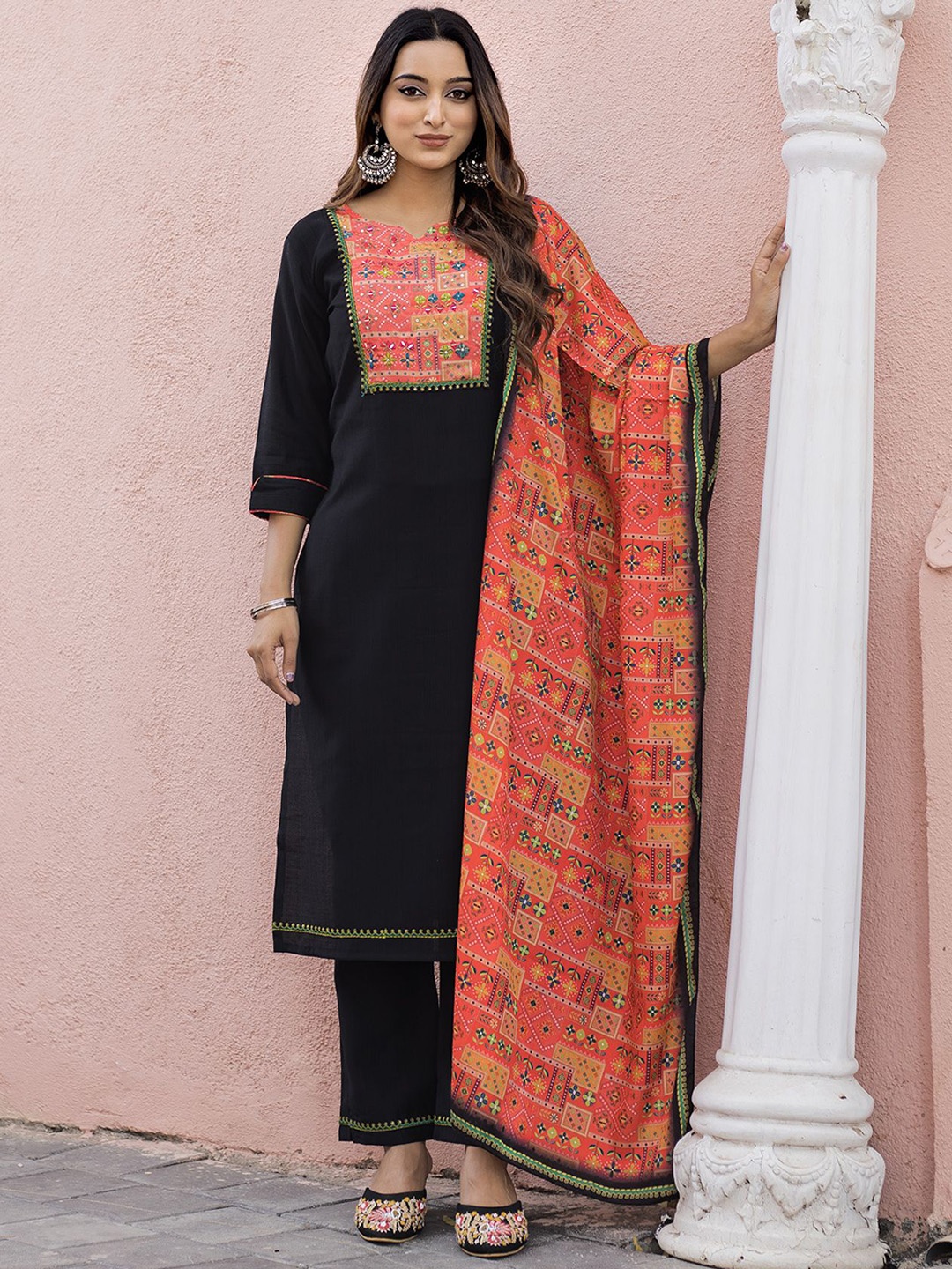 

MITTOO Women Floral Embroidered Regular Thread Work Kurta with Trousers & With Dupatta, Black