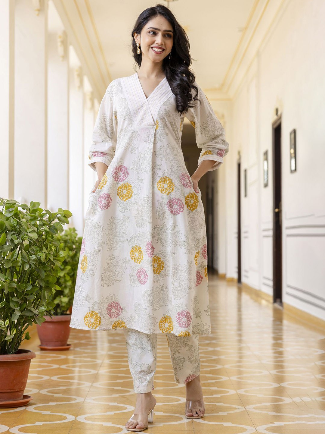 

Rangeelo Women Floral Printed Regular Pure Cotton Kurta with Trousers, Off white