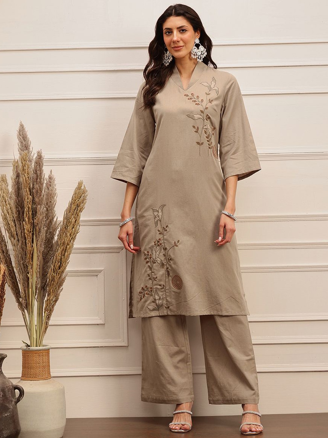

BARARA ETHNIC Women Floral Embroidered Regular Kurta with Trousers, Brown