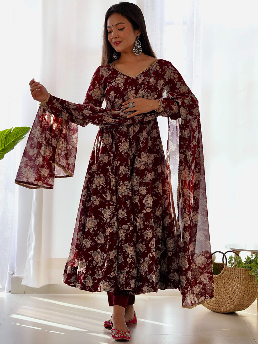 

CULTISE QUEEN Women Floral Printed Regular Gotta Patti Pure Silk Kurta with Trousers & With Dupatta, Maroon