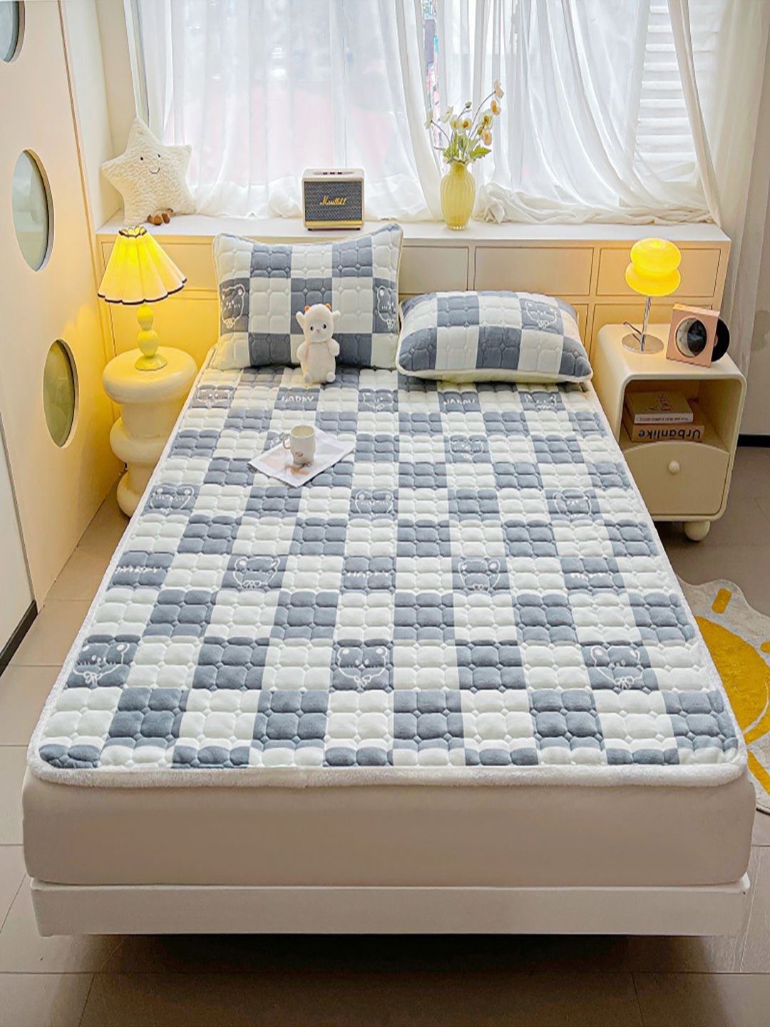 

JC HOME White & Grey Geometric 150 TC King Bedsheet with 2 Pillow Covers